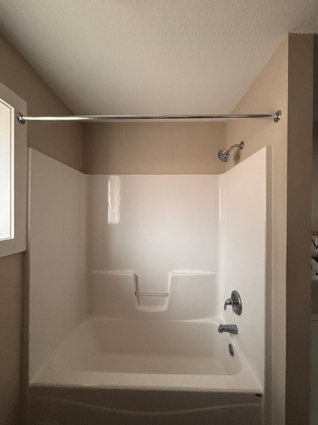 Building Photo - 84 Curtice St E