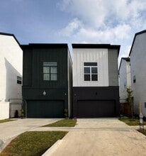Building Photo - 6733 Peerless St