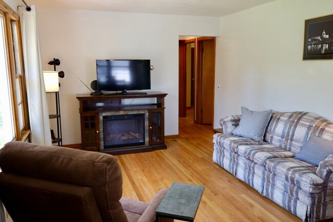 Building Photo - Furnished 2BR Home + Flex | Monona Home w/...