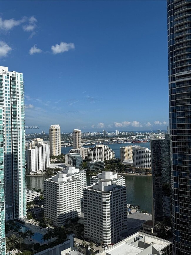 Building Photo - 1060 Brickell Ave