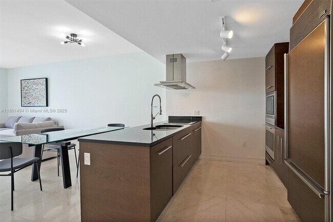 Building Photo - 495 Brickell Ave