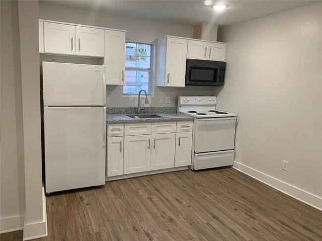 Building Photo - 548 Majestic St