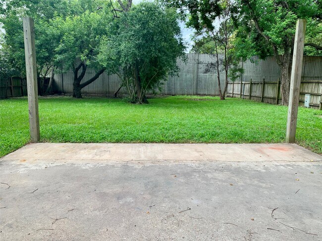 Foto del edificio - 7739 Bunker Wood Ln