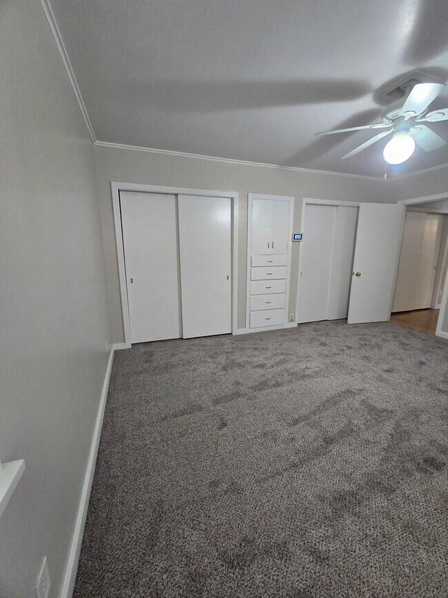 Building Photo - 3 bedroom 2 bathroom