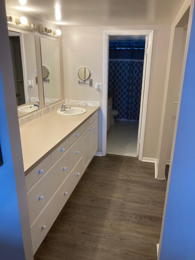 Foto del edificio - 2131 Lakeview Dr