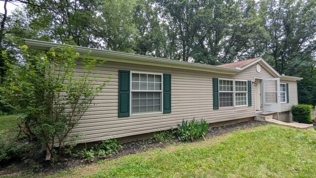 Building Photo - Newly renovated gem located at Earl Lake i...