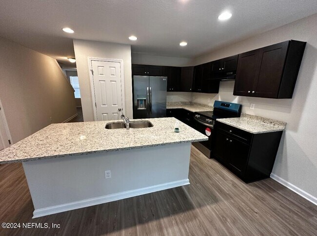 Building Photo - 8214 Halls Hammock Ct