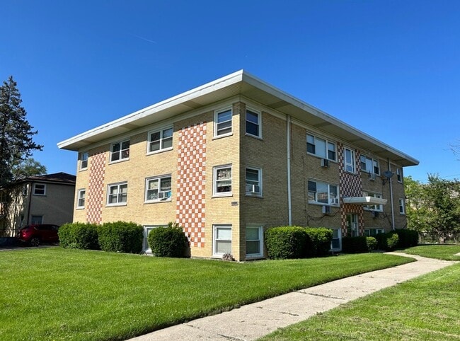 Building Photo - 10931 S Lloyd Dr