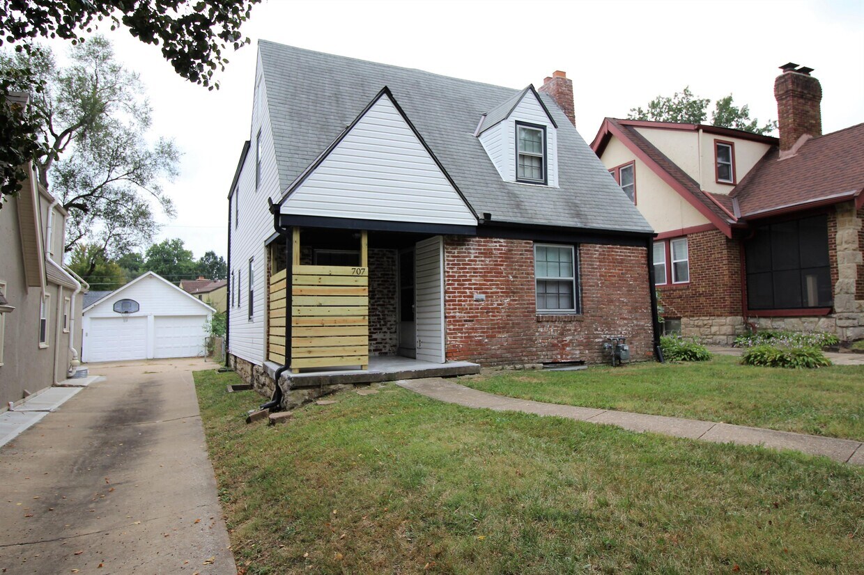 Foto principal - 707 E 72nd St