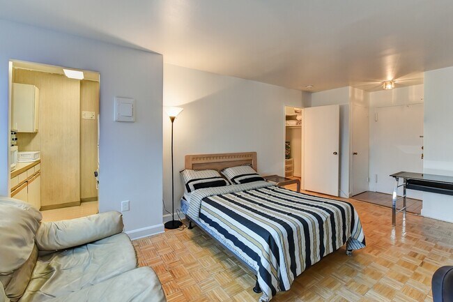 Foto del edificio - Spacious & Bright Unfurnished Studio for Rent