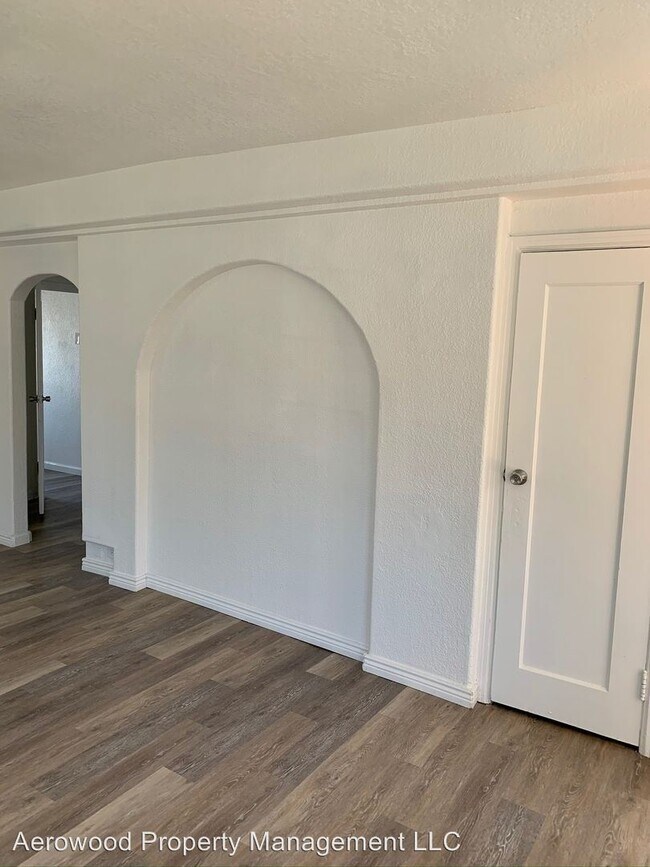 Building Photo - 5 br, 2 bath Apartment - 1429 W Dakota Ave