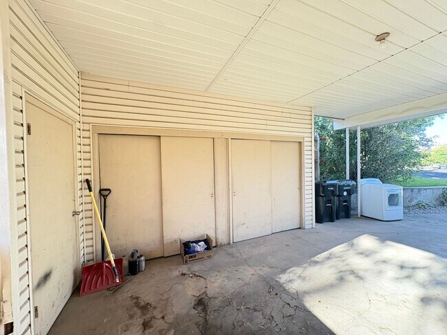 Building Photo - 437 Circle Way