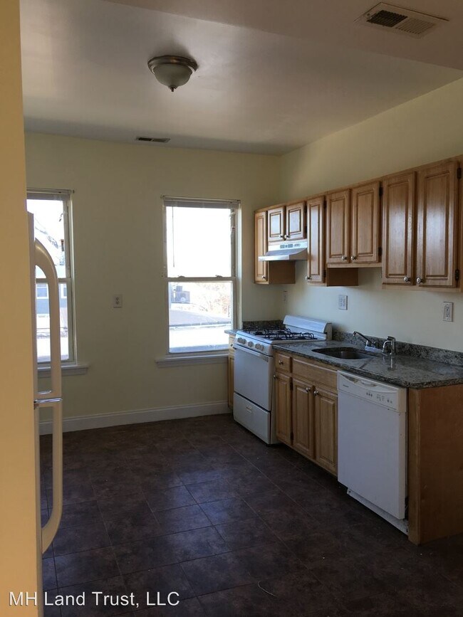 Building Photo - 4 br, 1 bath Apartment - 166 Woodrow Avenue