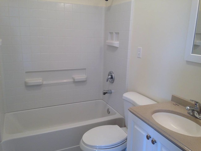 Excellent bathroom with tub and shower setup - 616 W Dodson St