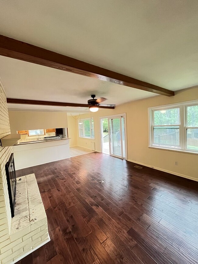 Building Photo - 3 bedroom 2 bath home, all appliances, fen...