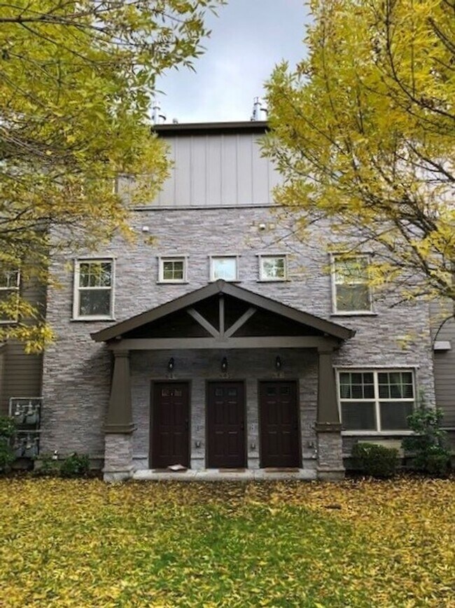 Foto del edificio - Beautiful Hillsboro Townhome- Gourmet Kitchen, Master Suite w/ Full Bath, Garage!