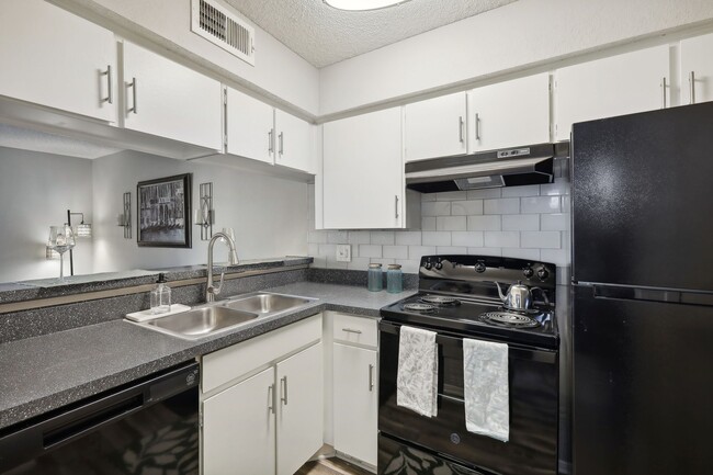 Apartamentos Hollyhills en Denton, Texas: cocina modelo - Holly Hills Apartments