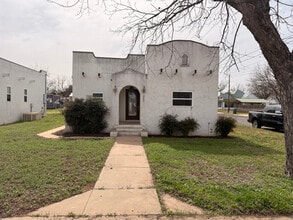 Building Photo - 302 E Sandstone St