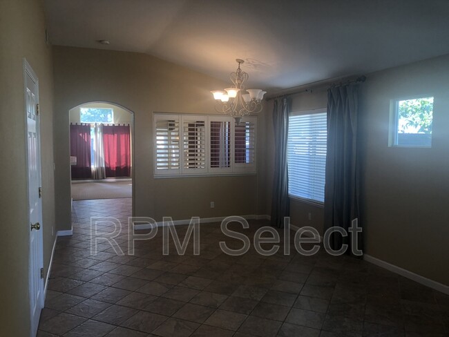 Foto del edificio - 230 Regency Park Cir