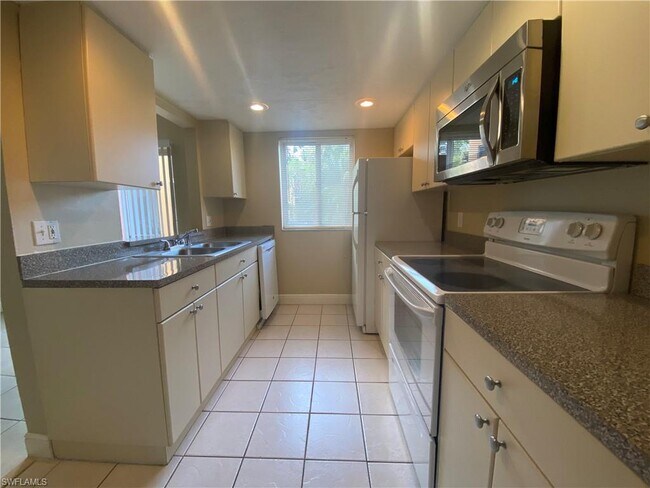Building Photo - 12734 Kenwood Ln