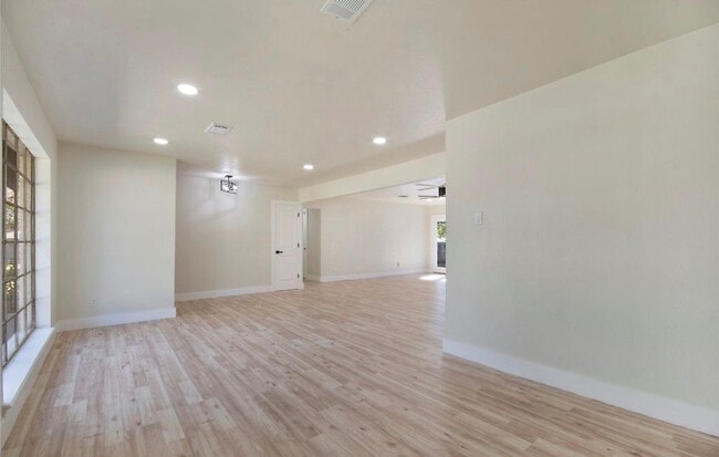 Building Photo - 1212 Willow Glen Dr