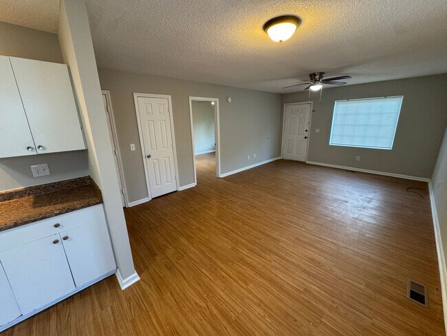 Foto del edificio - 4 Bed/2 Bath near downtown Clayton