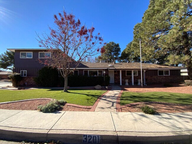 Foto del edificio - 5 Bedroom Home Available Near Wyoming Blvd NE & Comanche Rd NE!