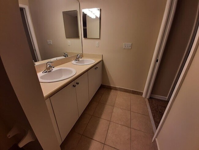 Foto del edificio - 2/2  Ground floor  with newer carpeting