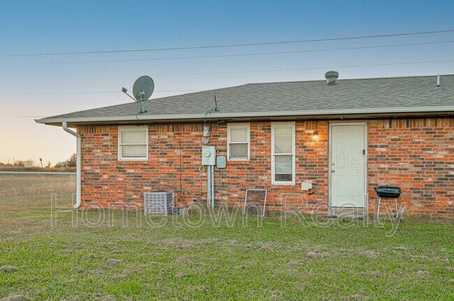 Building Photo - 1043 S Sara Rd