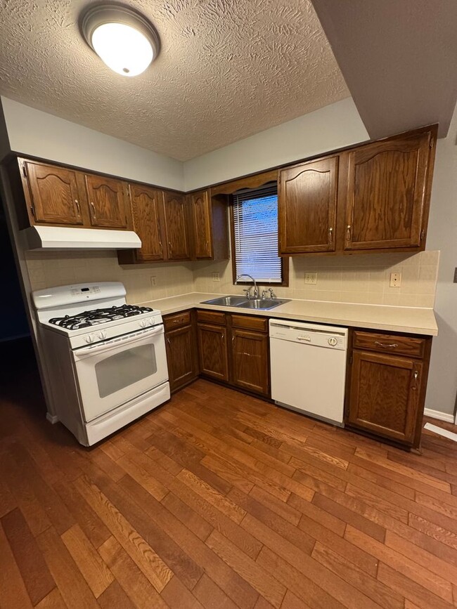 Building Photo - Spacious Two-Bedroom Duplex