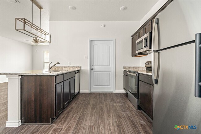 Foto del edificio - 5219 Rose Gdn Lp