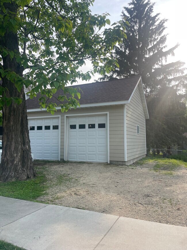 Building Photo - 702 W Olin Ave