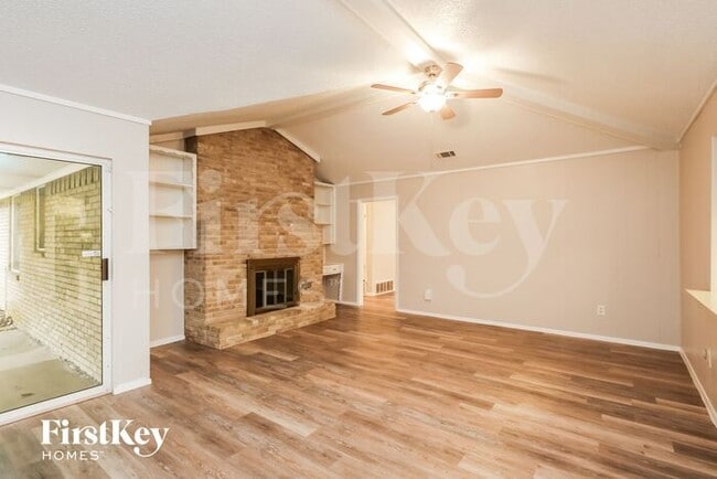 Building Photo - 2133 Huntington Dr
