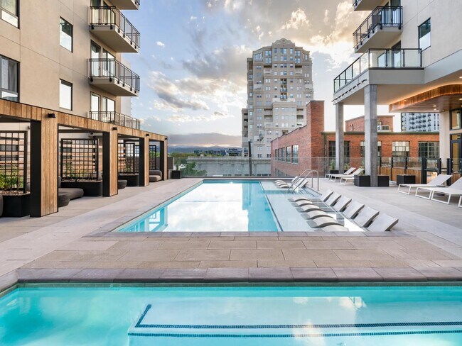 Escápese del bullicio de la ciudad y sumérjase en la relajación pura en la piscina estilo resort de Modera Golden Triangle y, a medida que el día se enfría, elimine el estrés en el jacuzzi. - Modera Golden Triangle