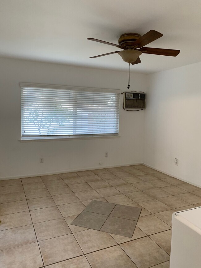 Habitación familiar - 16748 San Fernando Mission Blvd