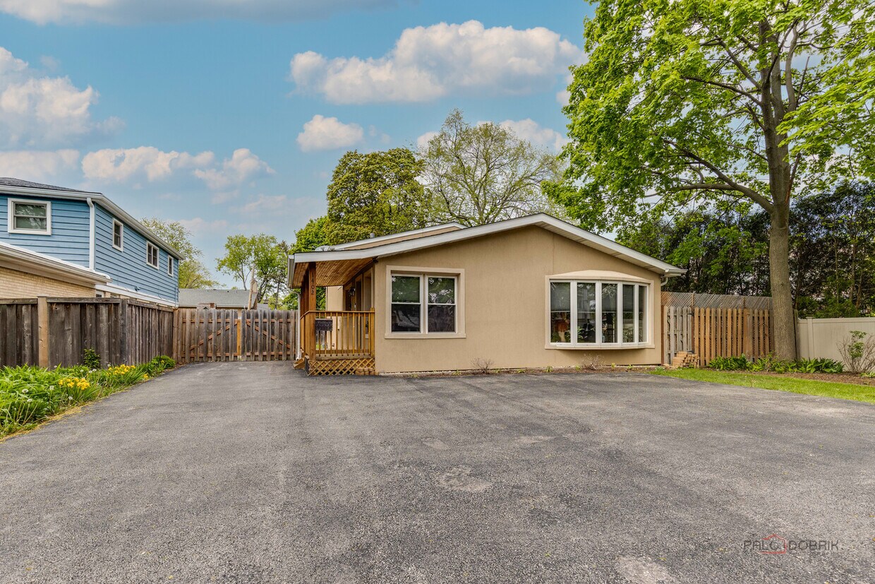 Primary Photo - 1402 Deerfield Rd
