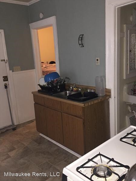 Building Photo - 2 br, 1 bath Apartment - 2943 N. Fratney St.