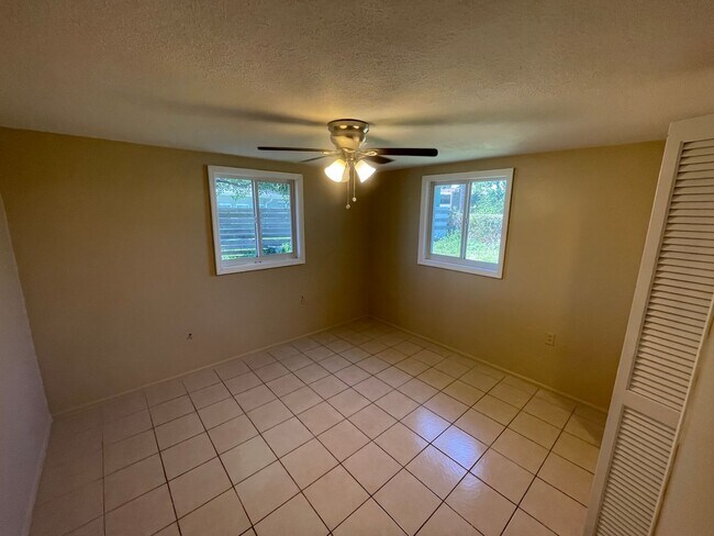 Foto del edificio - Cozy 3-Bedroom Home on a Corner Lot in Hol...