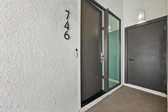 Foto del edificio - 746 Spinnakers Reach Dr