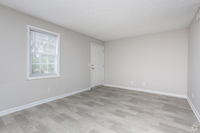 2BR, 1.5BA - 1,054SF - Living Room - Avondale Townhomes