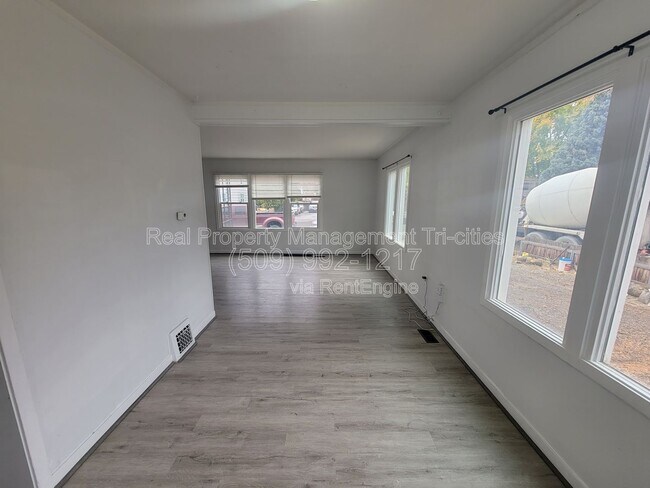 Foto del edificio - 1318 Perkins Ave