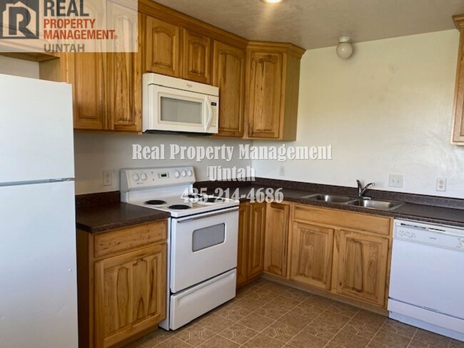 Building Photo - Beautiful twin home for rent!