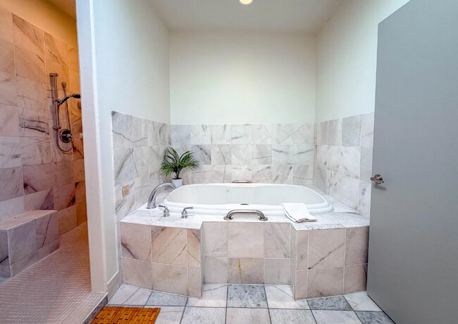 Foto del edificio - Fully Furnished 2 Bedroom Townhouse in a Resort Style Community!