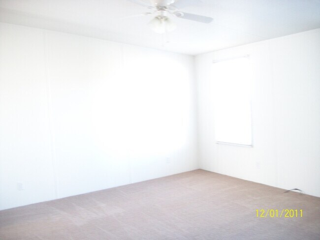 Foto del edificio - 3 bedroom, 2 bath, large bonus room, large covered porch, mobile home