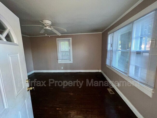 Foto del edificio - 2111 Charles St