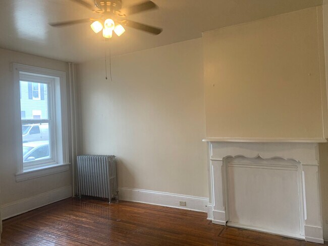 Foto del edificio - 1st Floor 2 Bedroom Apartment, Private Entrance, Small Yard, York City SD
