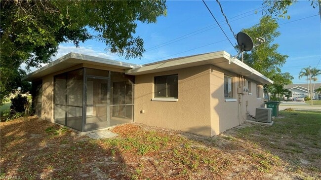 Building Photo - 1915/1917 CAPE CORAL PKWY W