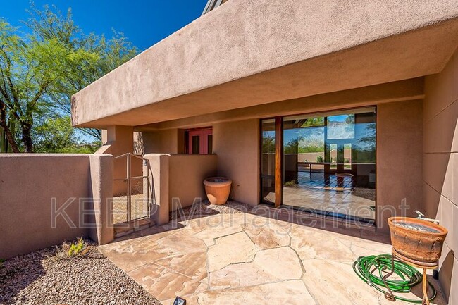 Building Photo - 3460 Placita de la Jolla del Sol
