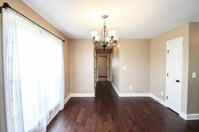 Foto del edificio - Three Bedroom in Hickory Wild!