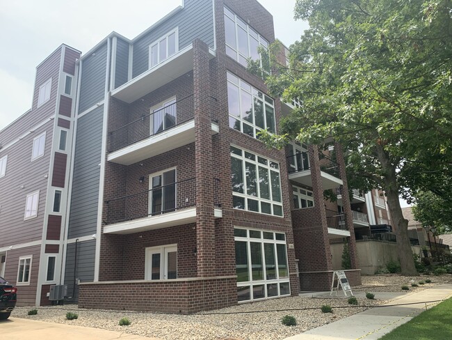 Building Photo - 403 W University Ave